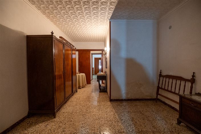 Image No.17-6 Bed Townhouse for sale