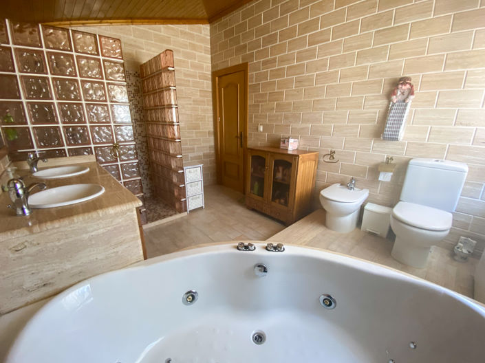 Image No.21-6 Bed Country House for sale