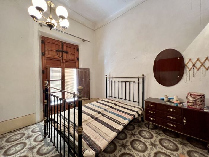 Image No.14-5 Bed Townhouse for sale