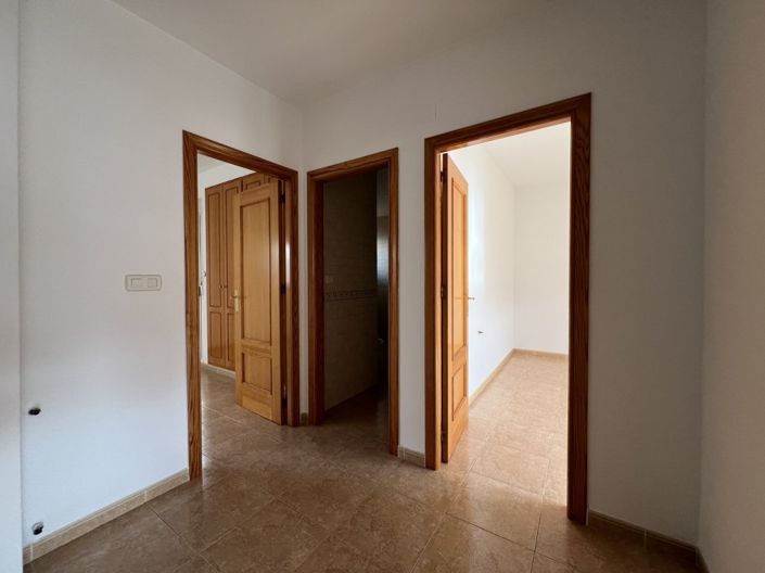 Image No.12-4 Bed Townhouse for sale