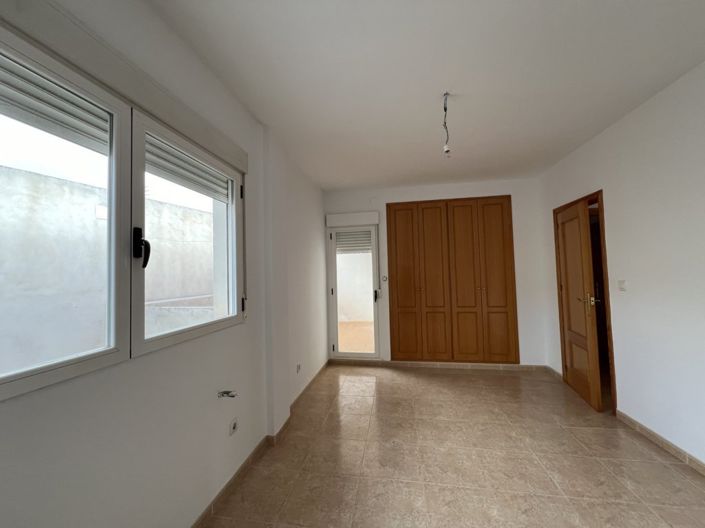 Image No.17-4 Bed Townhouse for sale