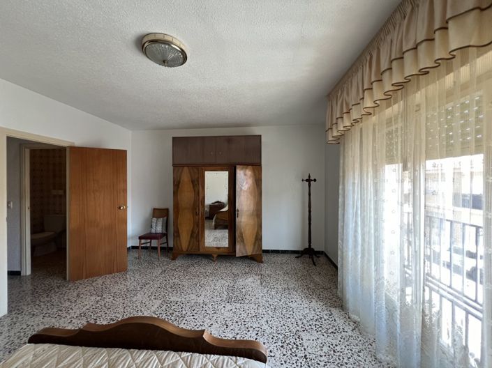 Image No.19-4 Bed Townhouse for sale