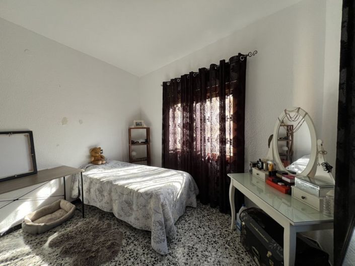 Image No.14-6 Bed Townhouse for sale