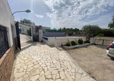 37244bedfincawithpoolandlovelygarden060525122