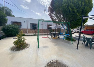 37244bedfincawithpoolandlovelygarden060525122