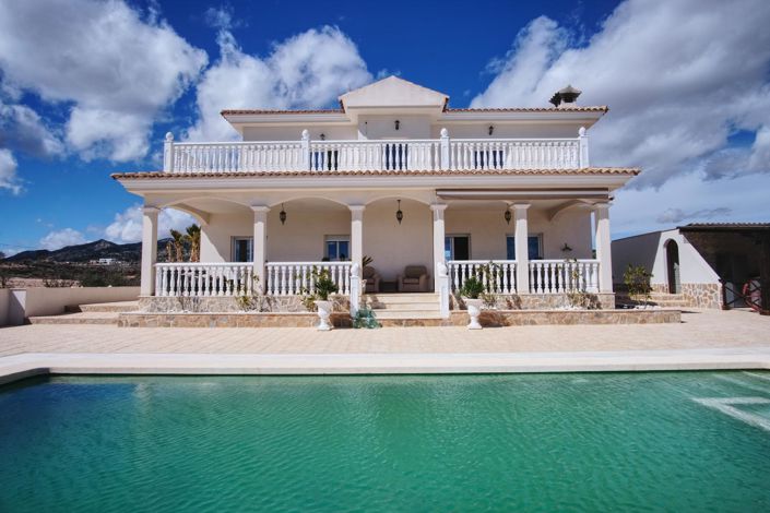 Image No.1-4 Bed Villa for sale