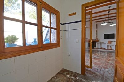3880spacious4bed4bathhouseinsax250825125013wh