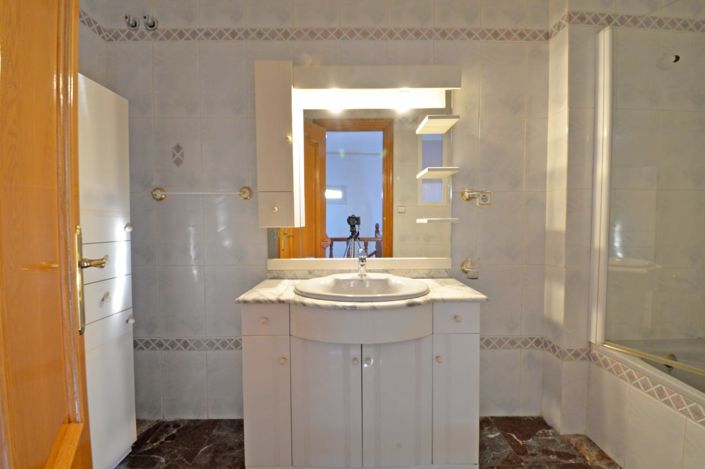 Image No.18-4 Bed Townhouse for sale