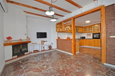 3880spacious4bed4bathhouseinsax250825125013wh