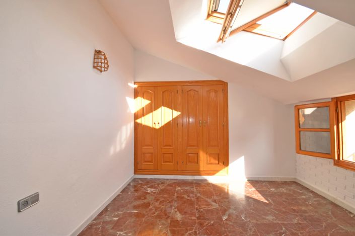 Image No.28-4 Bed Townhouse for sale