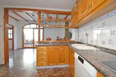 3880spacious4bed4bathhouseinsax250825125013wh