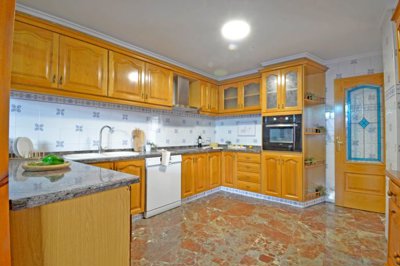 3880spacious4bed4bathhouseinsax17022613203210