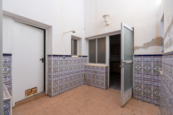 Image No.19-6 Bed Townhouse for sale