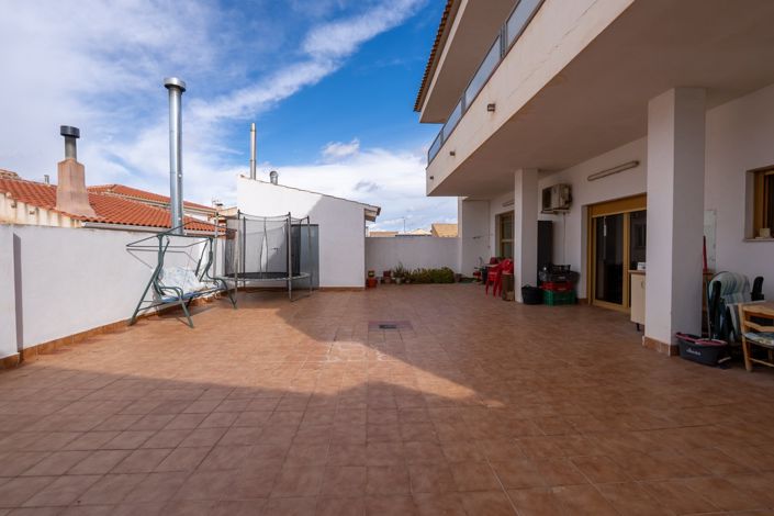 Image No.17-5 Bed Townhouse for sale