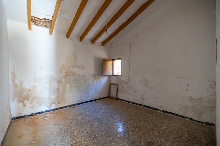 Image No.12-8 Bed Country House for sale