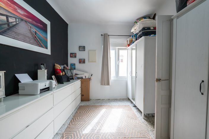 Image No.11-6 Bed Townhouse for sale