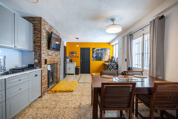 Image No.16-6 Bed Townhouse for sale