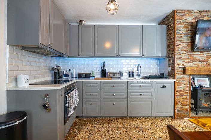 Image No.18-6 Bed Townhouse for sale