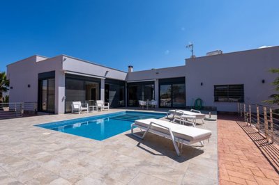 3988modernvillawpoolgymcasitaandpadelcourt270