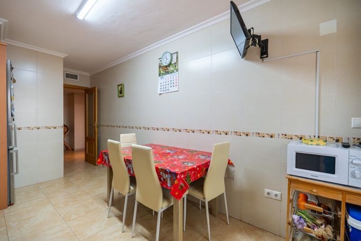 Image No.17-4 Bed Apartment for sale