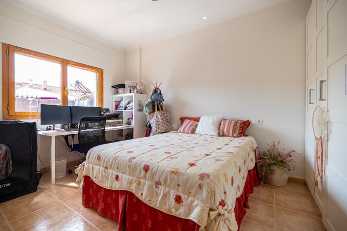 Image No.12-4 Bed Townhouse for sale
