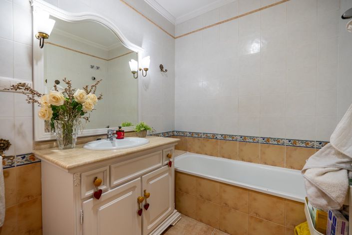 Image No.16-4 Bed Townhouse for sale