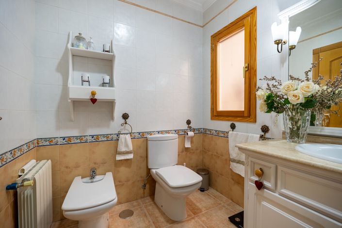 Image No.17-4 Bed Townhouse for sale