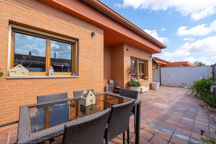 Image No.2-4 Bed Townhouse for sale