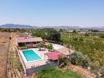 4025renovatedcountryhousewpoolandcherryorchar