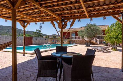 4025renovatedcountryhousewpoolandcherryorchar