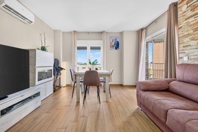 4084renovatedmiddlefloorapartmentinelcampello