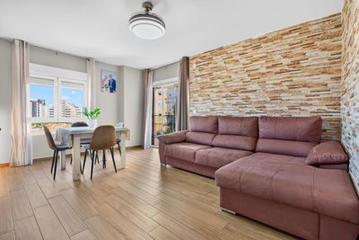 4084renovatedmiddlefloorapartmentinelcampello