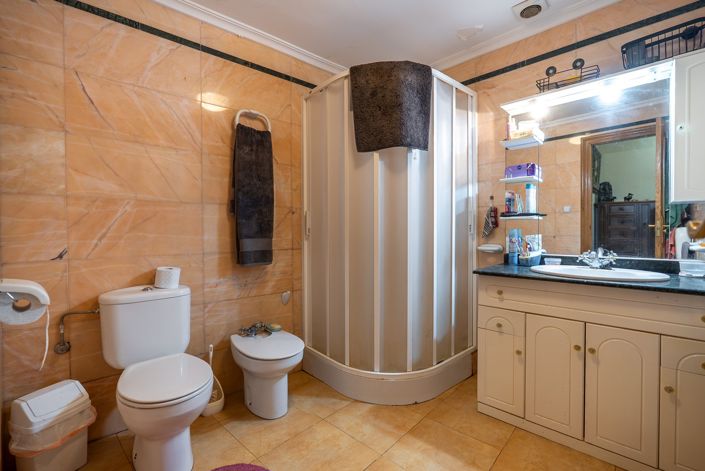 Image No.25-6 Bed Cottage for sale