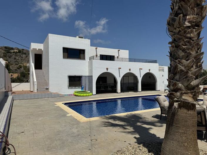 Image No.1-4 Bed Property for sale