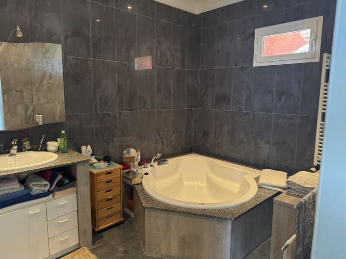 Image No.42-5 Bed Property for sale