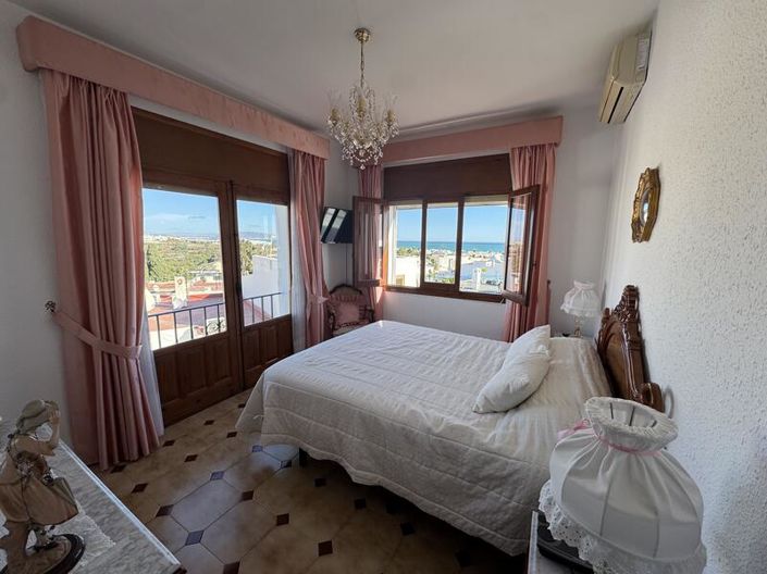 Image No.2-4 Bed Villa for sale