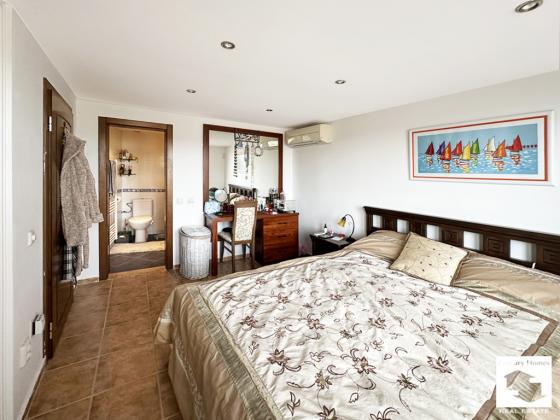 Image No.11-3 Bed House for sale