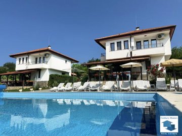 1 - Elena, Maison