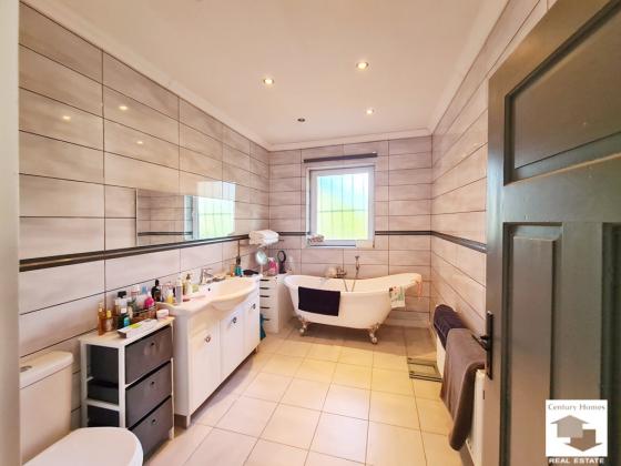 Image No.20-3 Bed House for sale