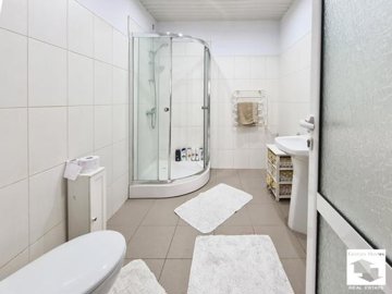 large1760952454