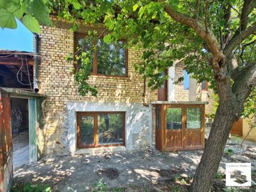 1 - Polski Trambesh, Maison