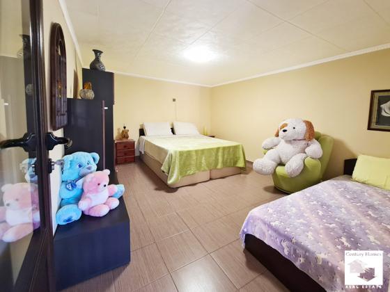 Image No.18-4 Bed House for sale