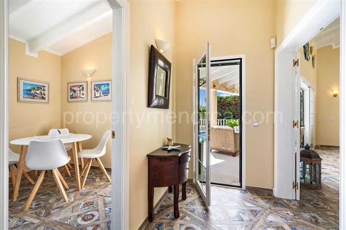 Image No.2-Villa de 4 chambres à vendre à Cala Llonga