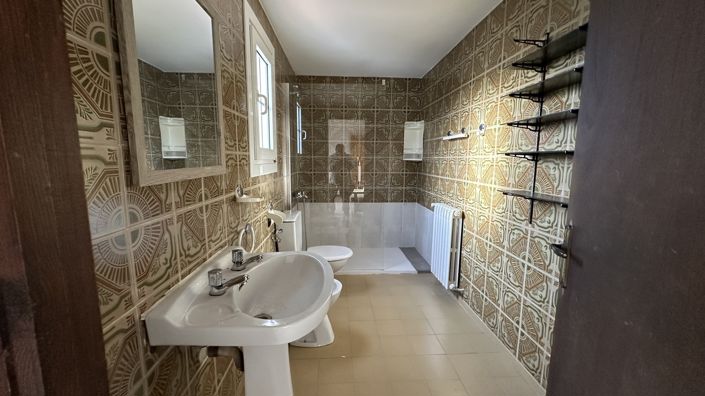 Image No.21-3 Bed Commercial for sale