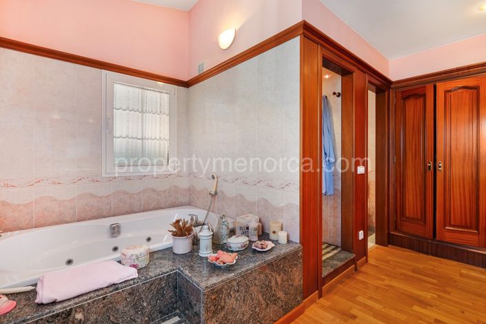 Image No.38-5 Bed Villa for sale