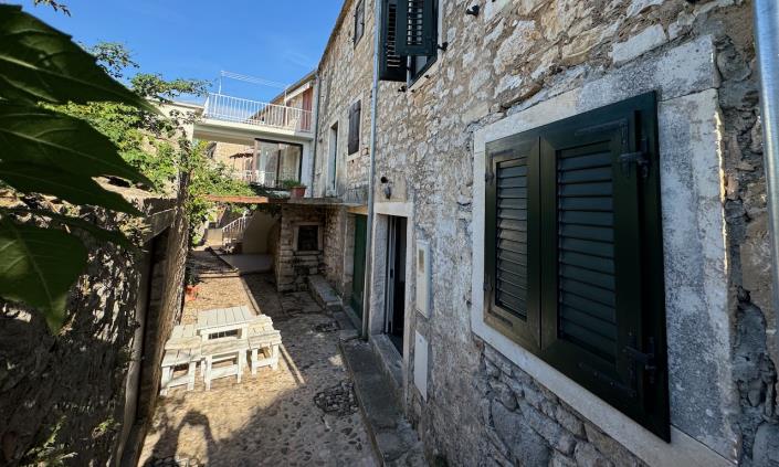 Image No.1-2 Bed House for sale