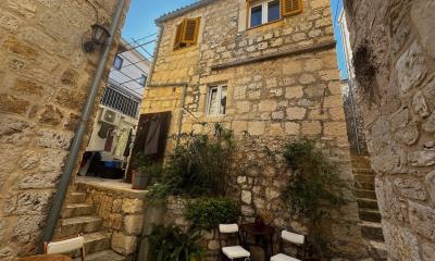 1 - Hvar, House