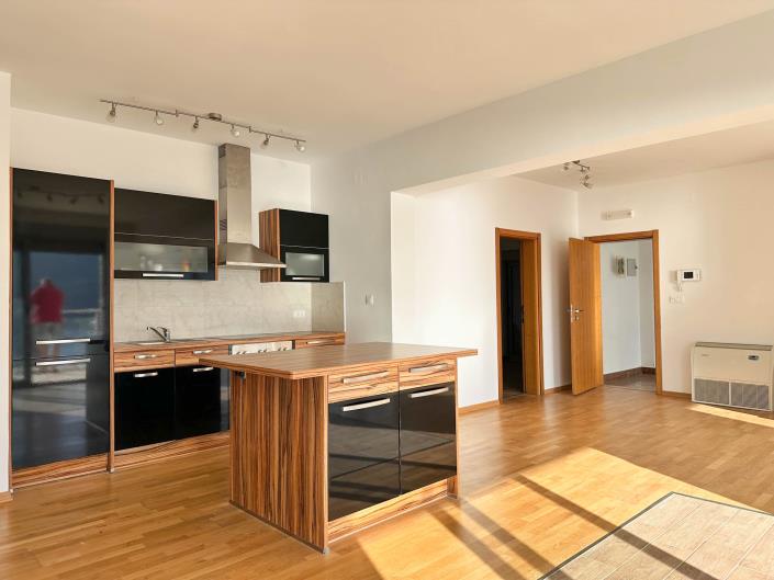 Image No.5-Maison de 4 chambres à vendre à Kumbor