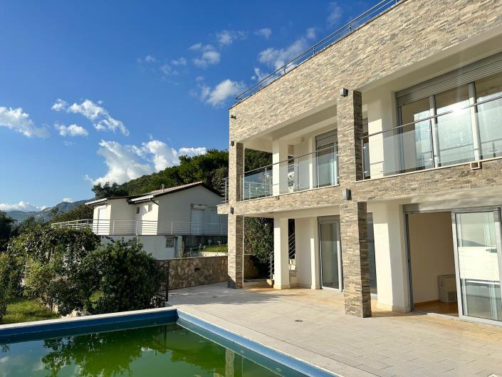 Image No.1-4 Bed House for sale