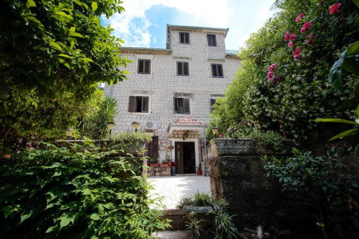 Image No.1-Maison de 4 chambres à vendre à Dobrota